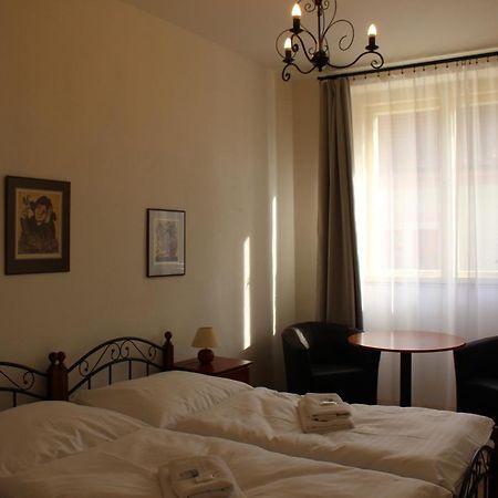 Hotel Cerny Kun Лоуни Экстерьер фото
