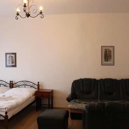 Hotel Cerny Kun Лоуни Экстерьер фото