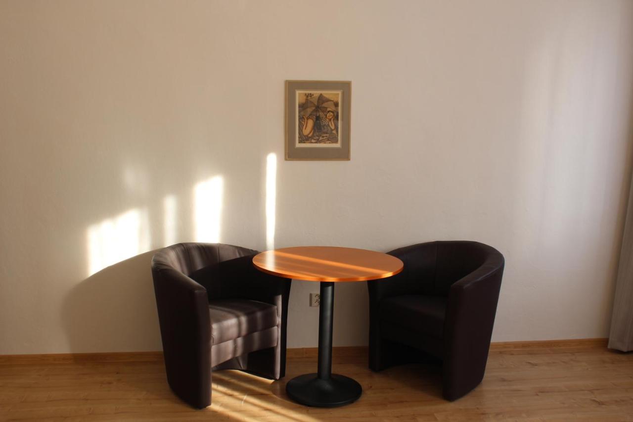 Hotel Cerny Kun Лоуни Экстерьер фото