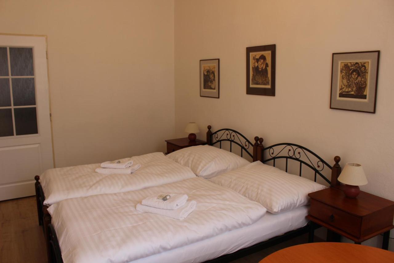 Hotel Cerny Kun Лоуни Экстерьер фото