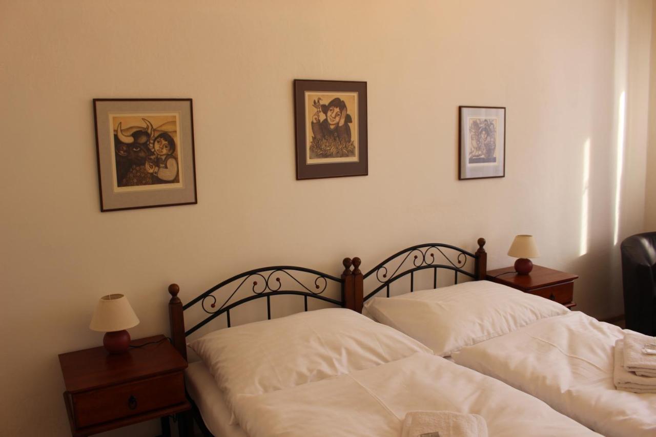 Hotel Cerny Kun Лоуни Экстерьер фото