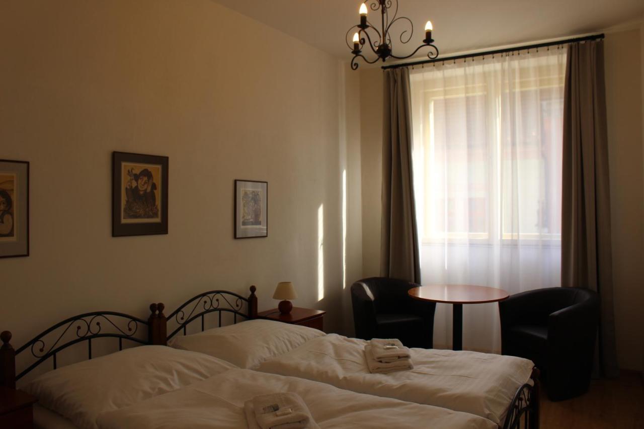 Hotel Cerny Kun Лоуни Экстерьер фото