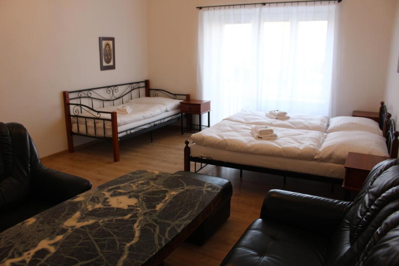 Hotel Cerny Kun Лоуни Экстерьер фото
