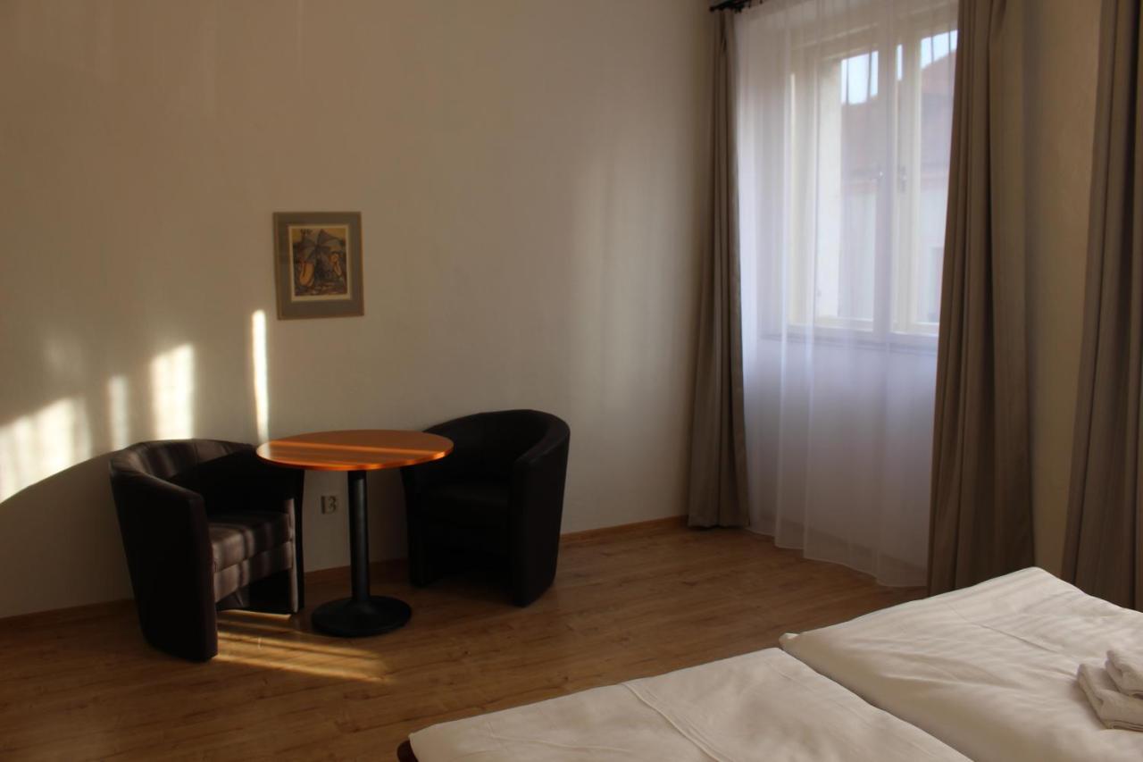 Hotel Cerny Kun Лоуни Экстерьер фото