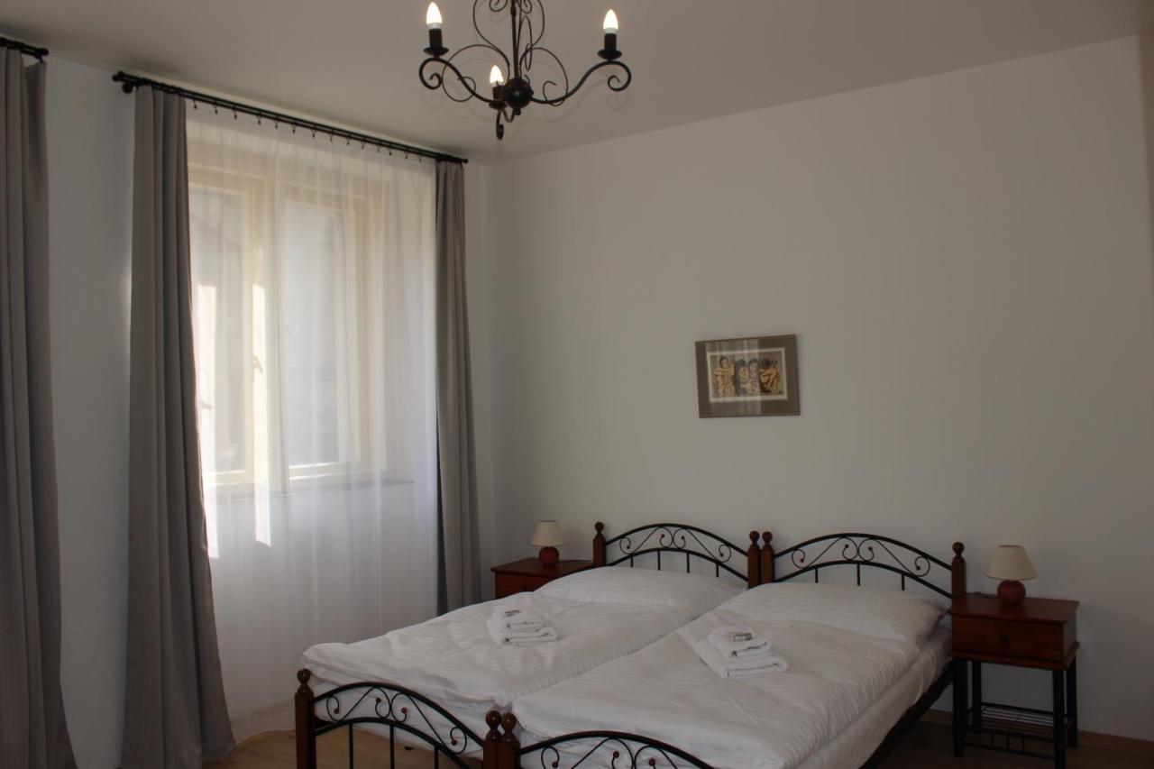 Hotel Cerny Kun Лоуни Экстерьер фото