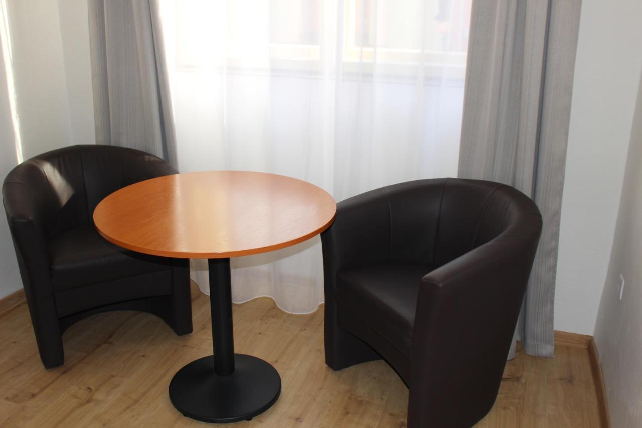 Hotel Cerny Kun Лоуни Экстерьер фото
