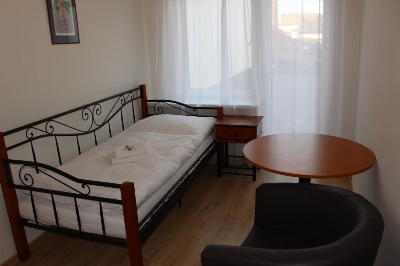 Hotel Cerny Kun Лоуни Экстерьер фото
