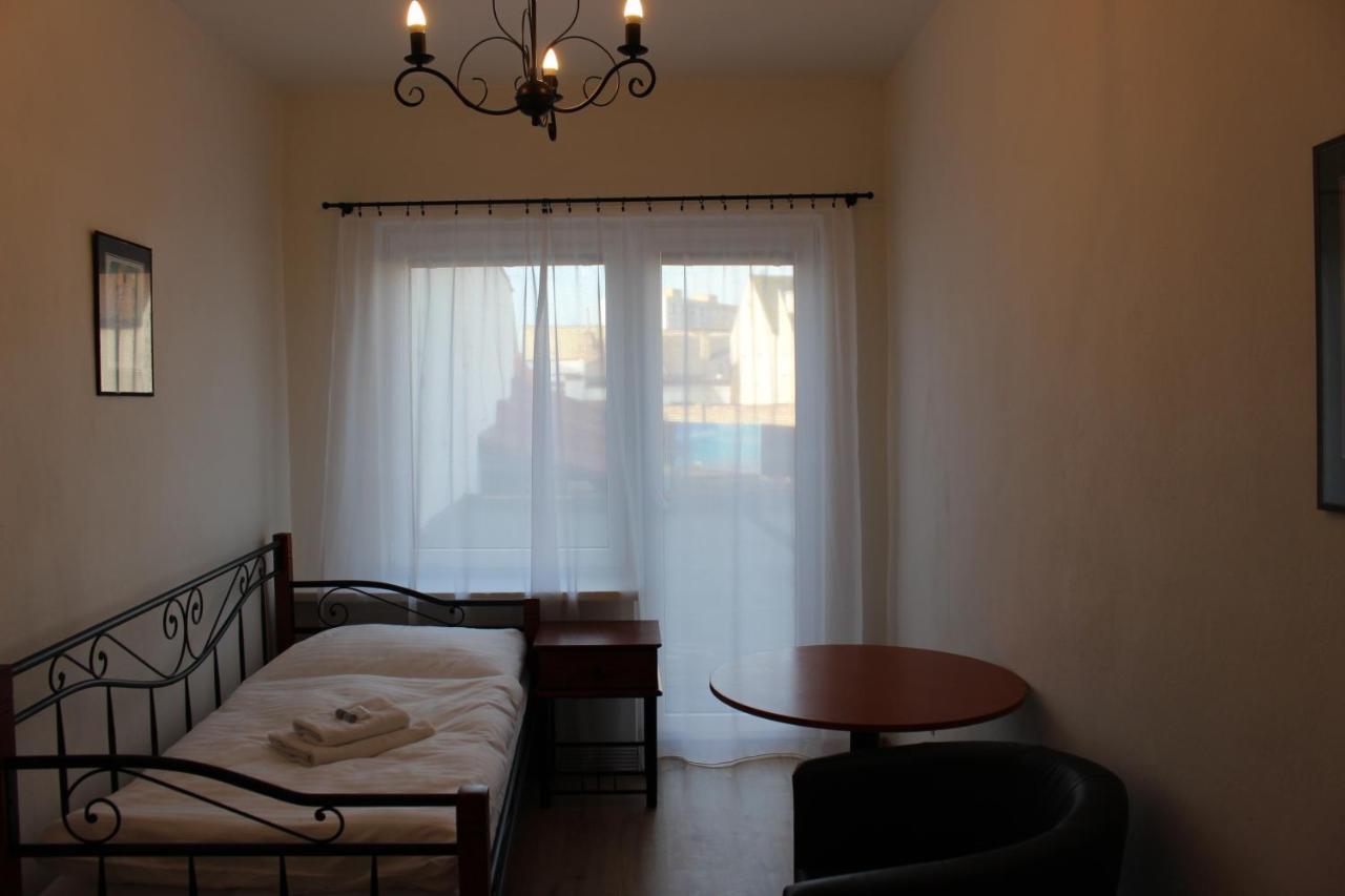Hotel Cerny Kun Лоуни Экстерьер фото