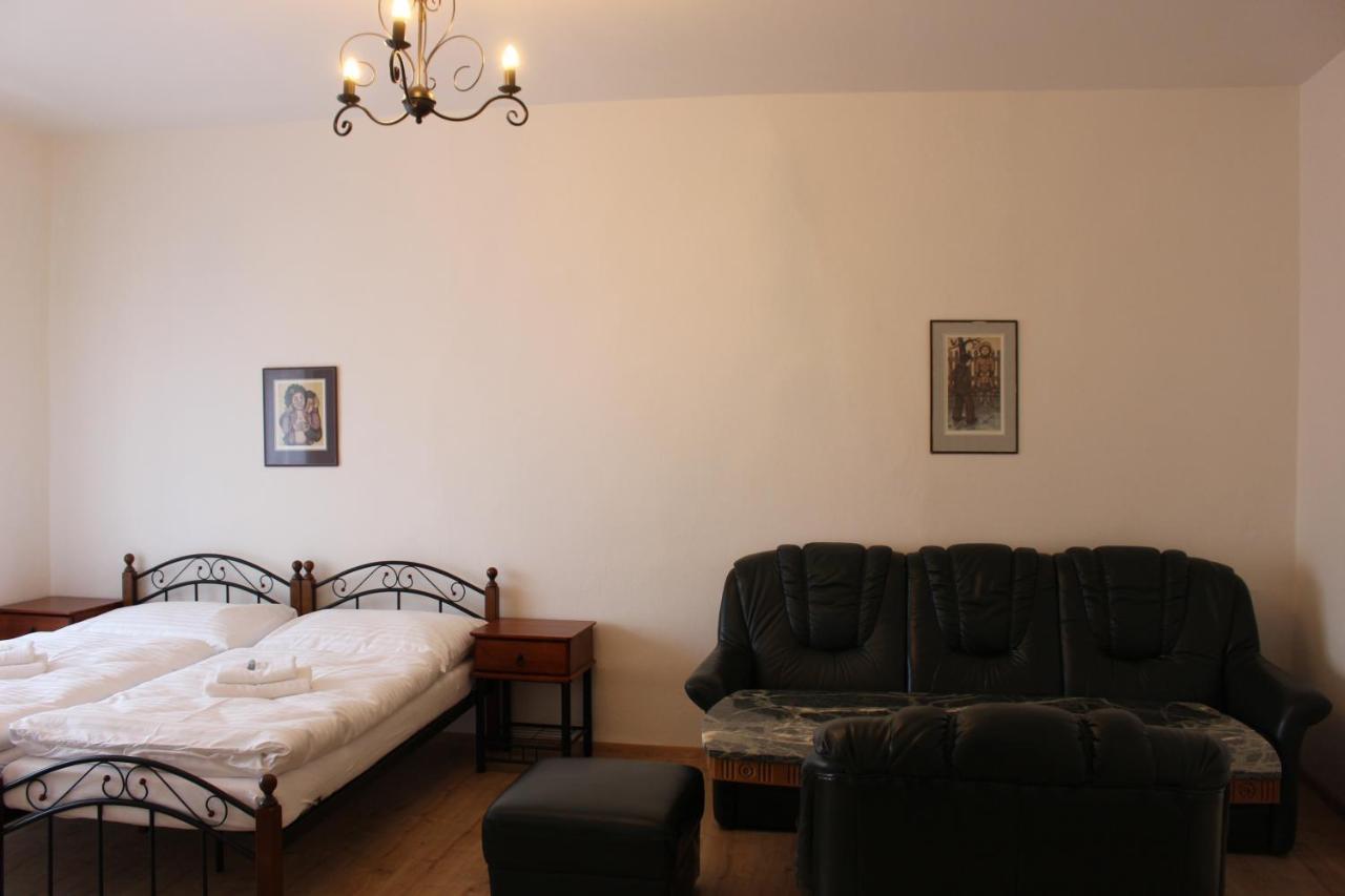 Hotel Cerny Kun Лоуни Экстерьер фото