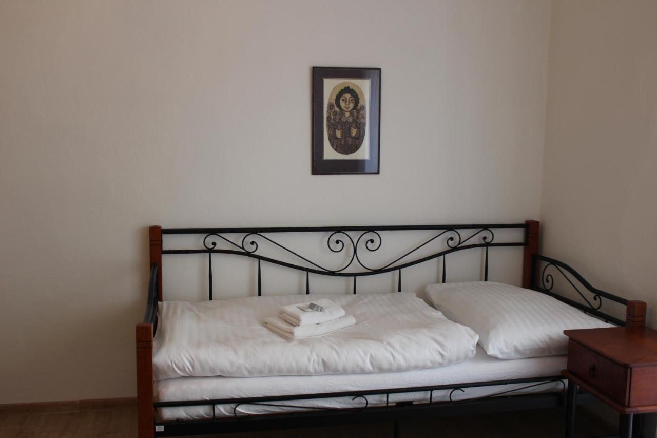 Hotel Cerny Kun Лоуни Экстерьер фото
