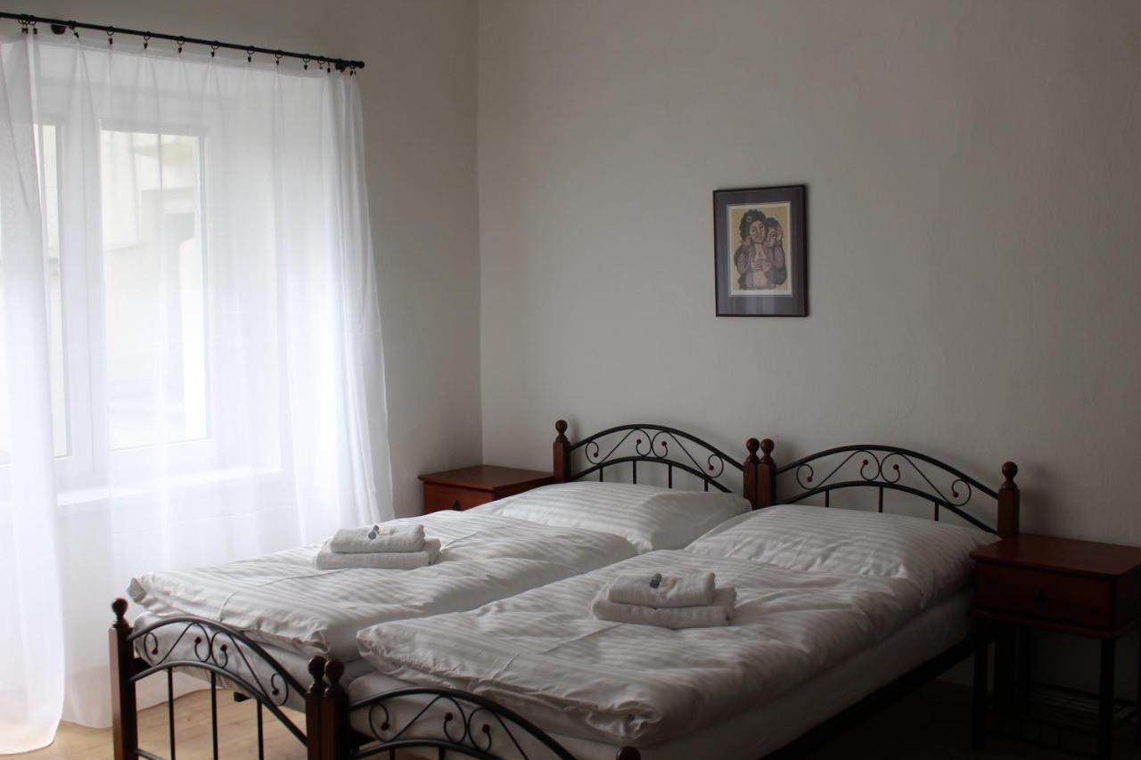 Hotel Cerny Kun Лоуни Экстерьер фото