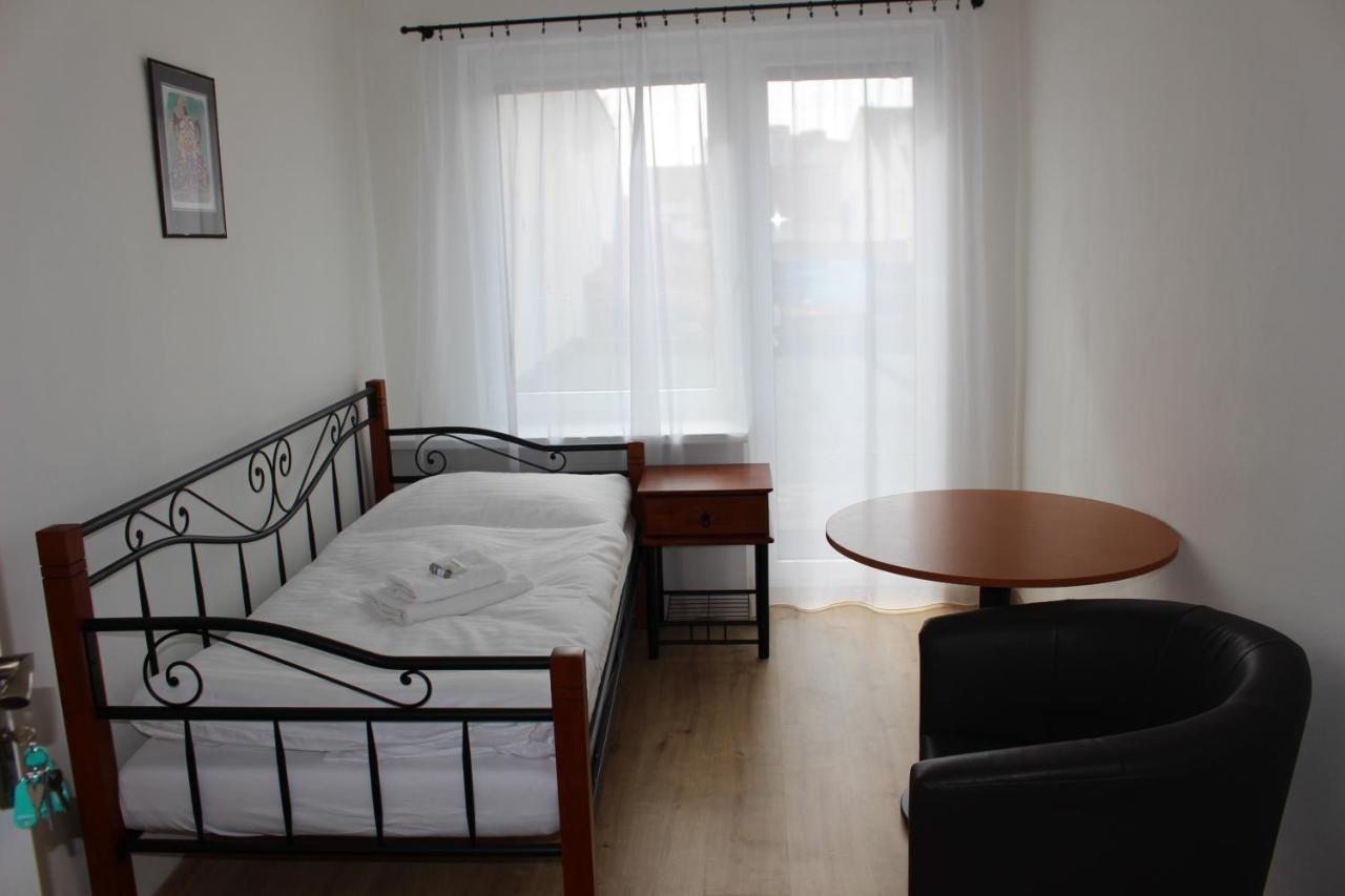 Hotel Cerny Kun Лоуни Экстерьер фото