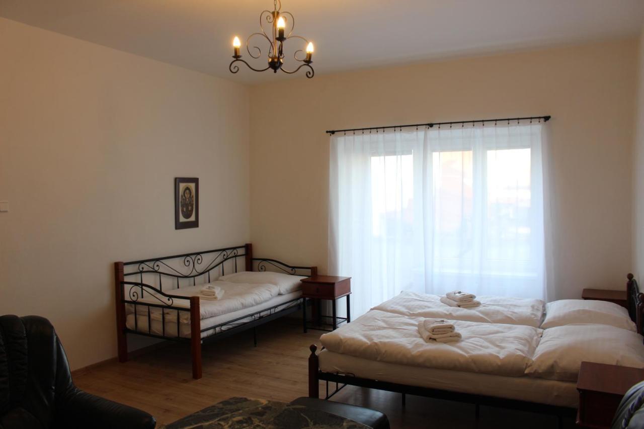 Hotel Cerny Kun Лоуни Экстерьер фото