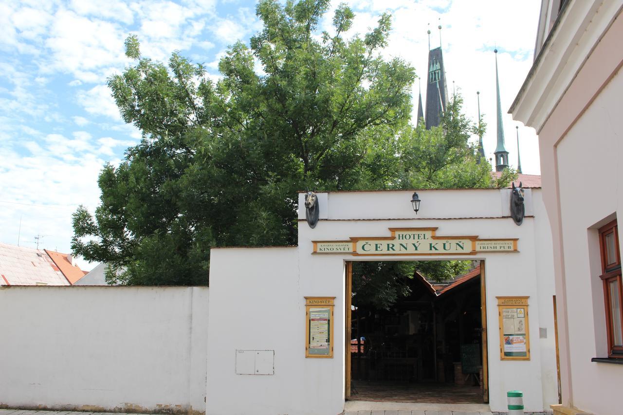 Hotel Cerny Kun Лоуни Экстерьер фото