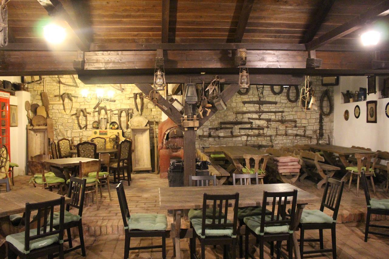 Hotel Cerny Kun Лоуни Экстерьер фото