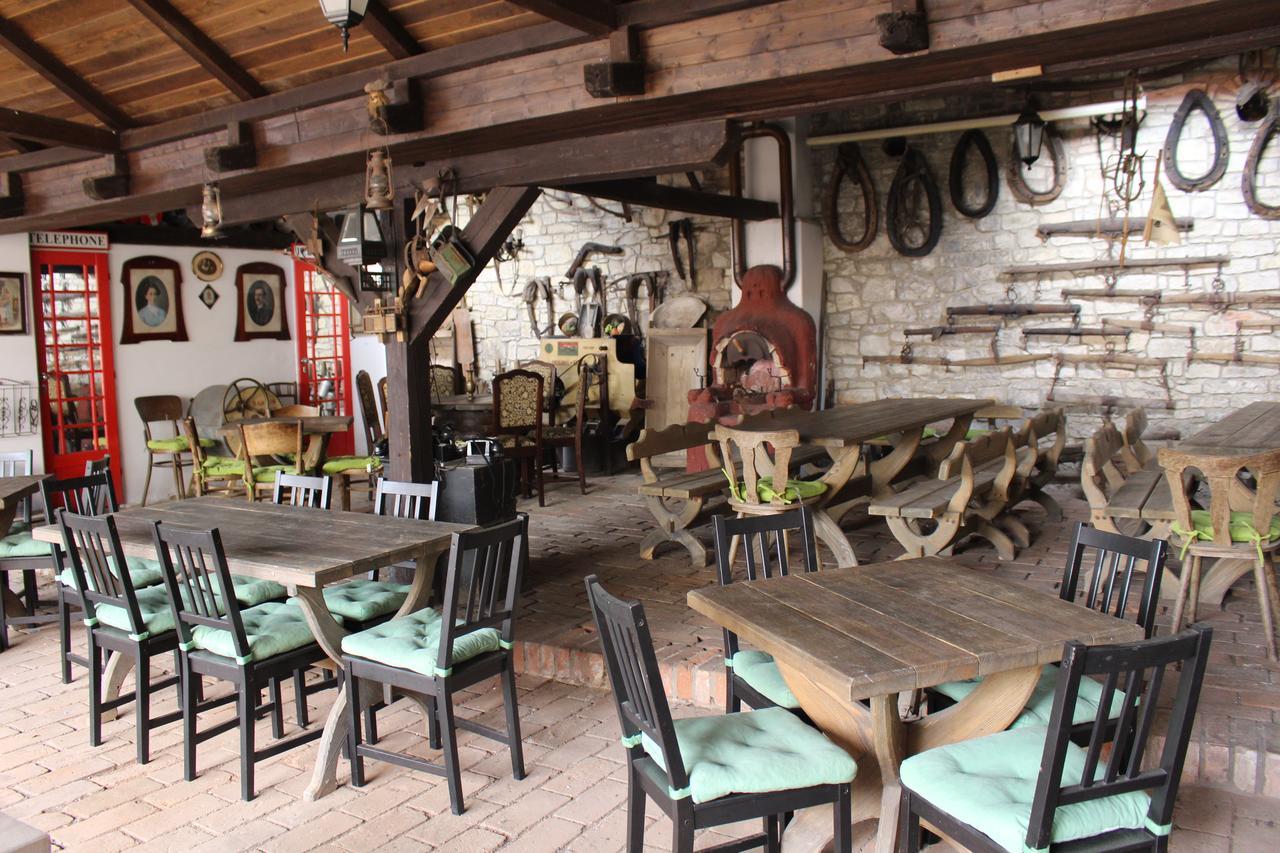 Hotel Cerny Kun Лоуни Экстерьер фото