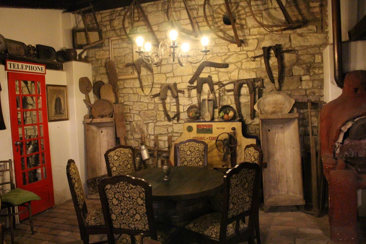 Hotel Cerny Kun Лоуни Экстерьер фото