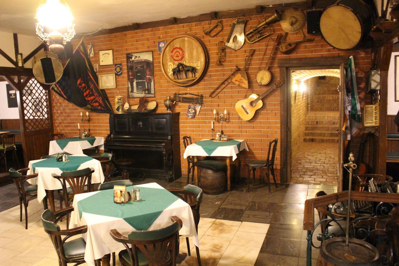 Hotel Cerny Kun Лоуни Экстерьер фото