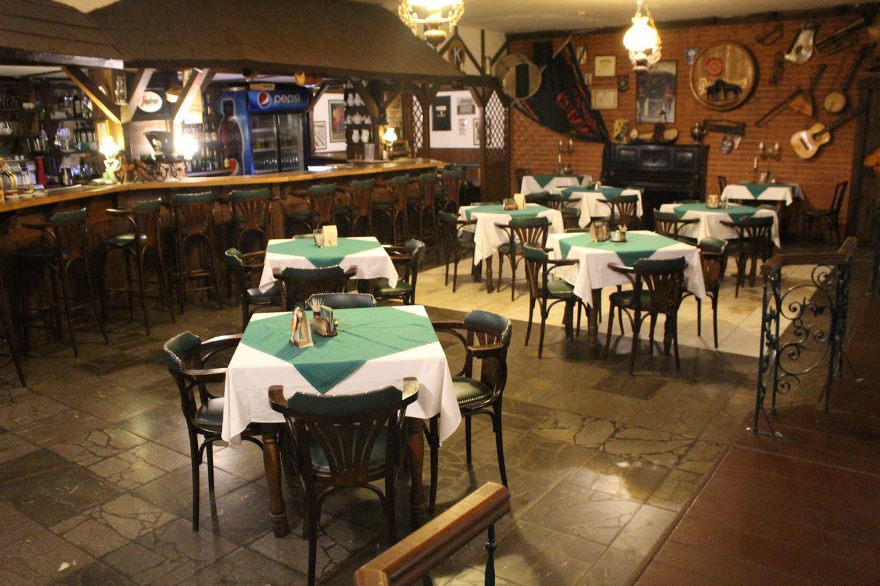 Hotel Cerny Kun Лоуни Экстерьер фото
