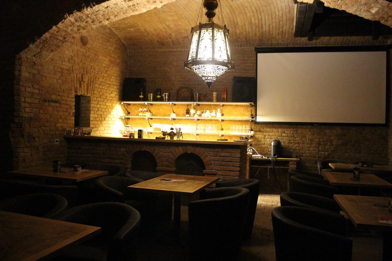 Hotel Cerny Kun Лоуни Экстерьер фото
