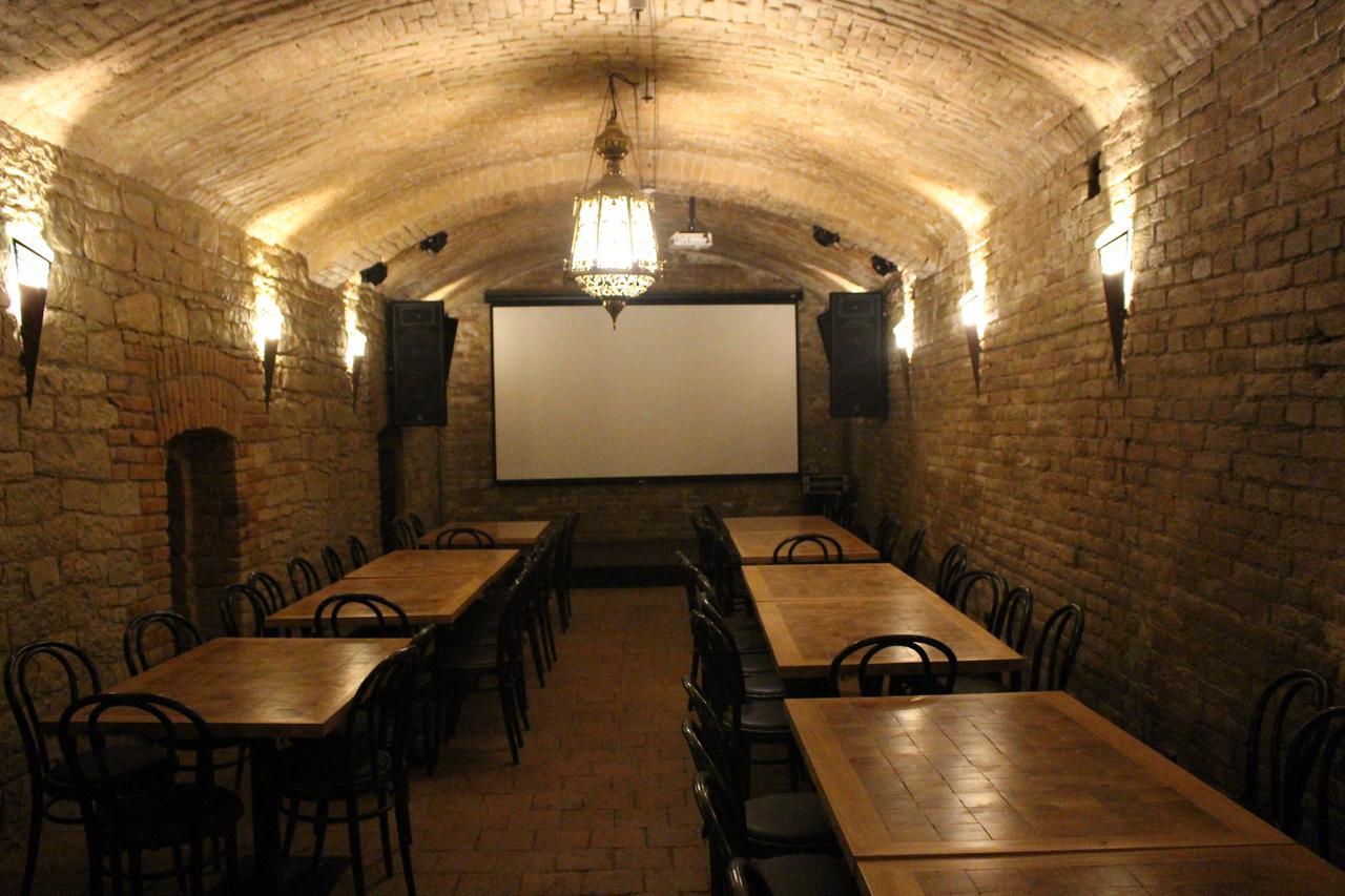 Hotel Cerny Kun Лоуни Экстерьер фото