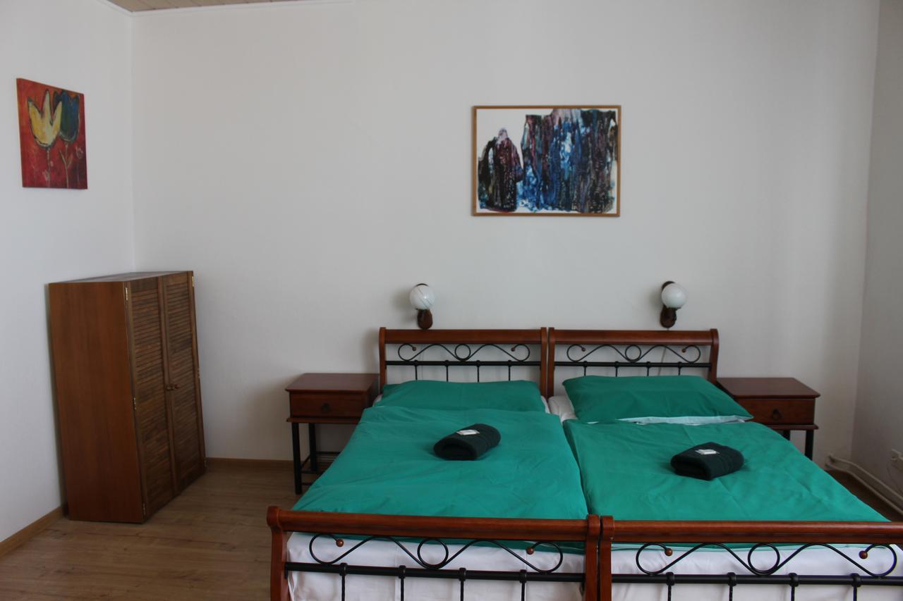 Hotel Cerny Kun Лоуни Экстерьер фото
