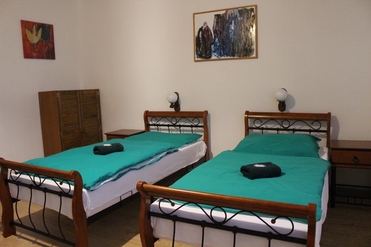 Hotel Cerny Kun Лоуни Экстерьер фото