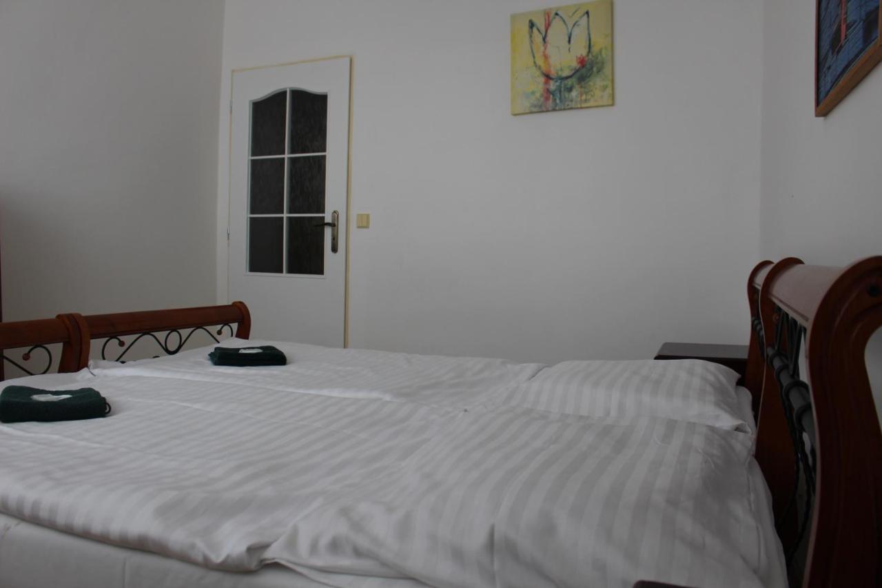 Hotel Cerny Kun Лоуни Экстерьер фото