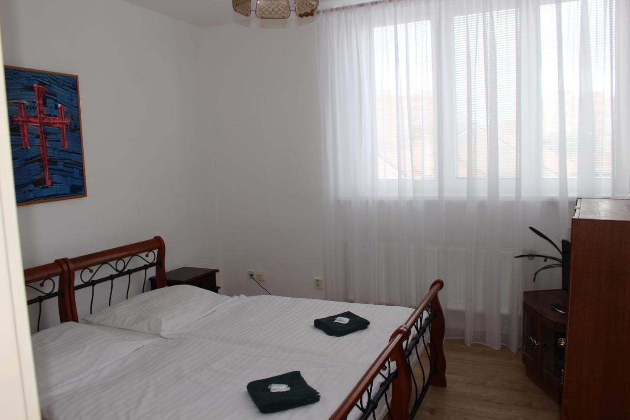 Hotel Cerny Kun Лоуни Экстерьер фото