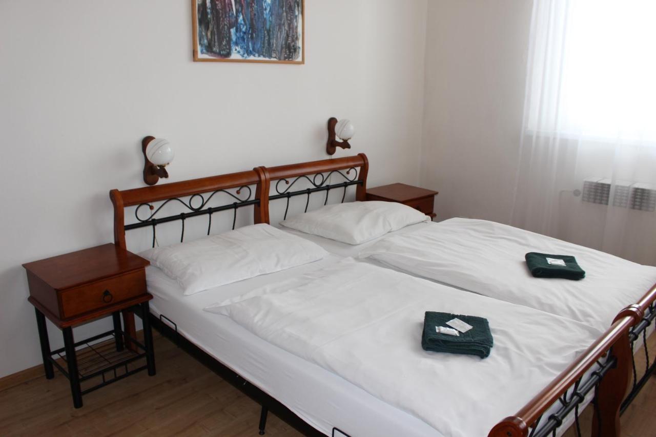 Hotel Cerny Kun Лоуни Экстерьер фото
