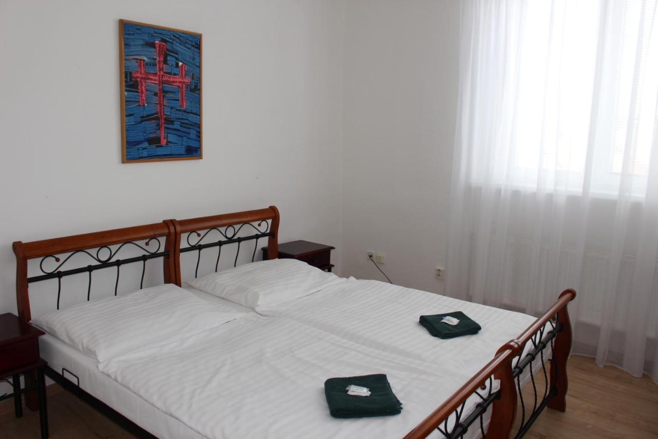 Hotel Cerny Kun Лоуни Экстерьер фото