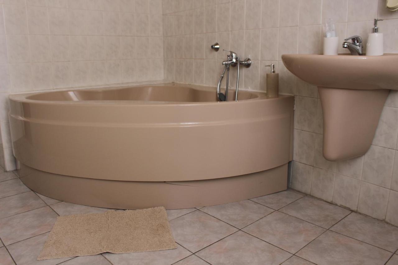 Hotel Cerny Kun Лоуни Экстерьер фото
