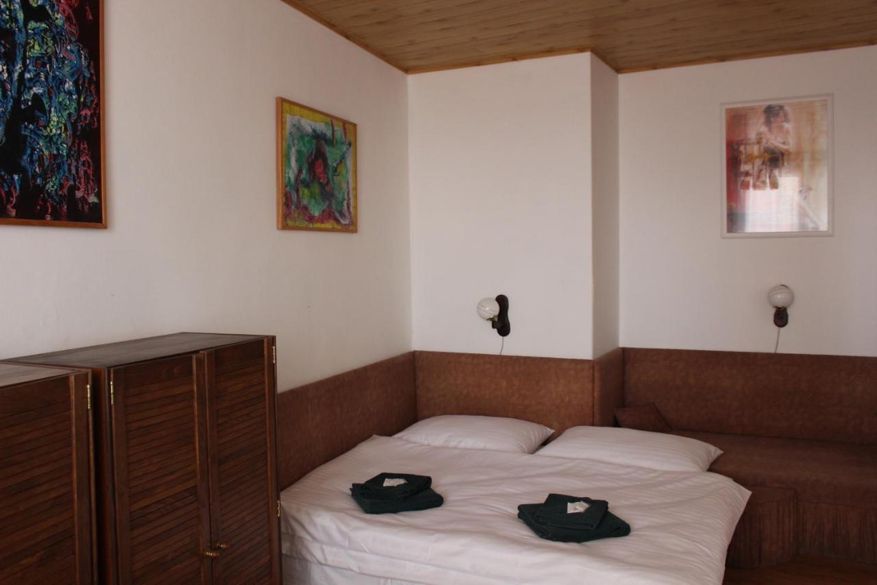 Hotel Cerny Kun Лоуни Экстерьер фото