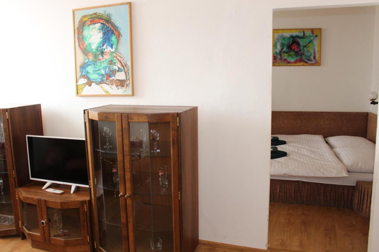 Hotel Cerny Kun Лоуни Экстерьер фото
