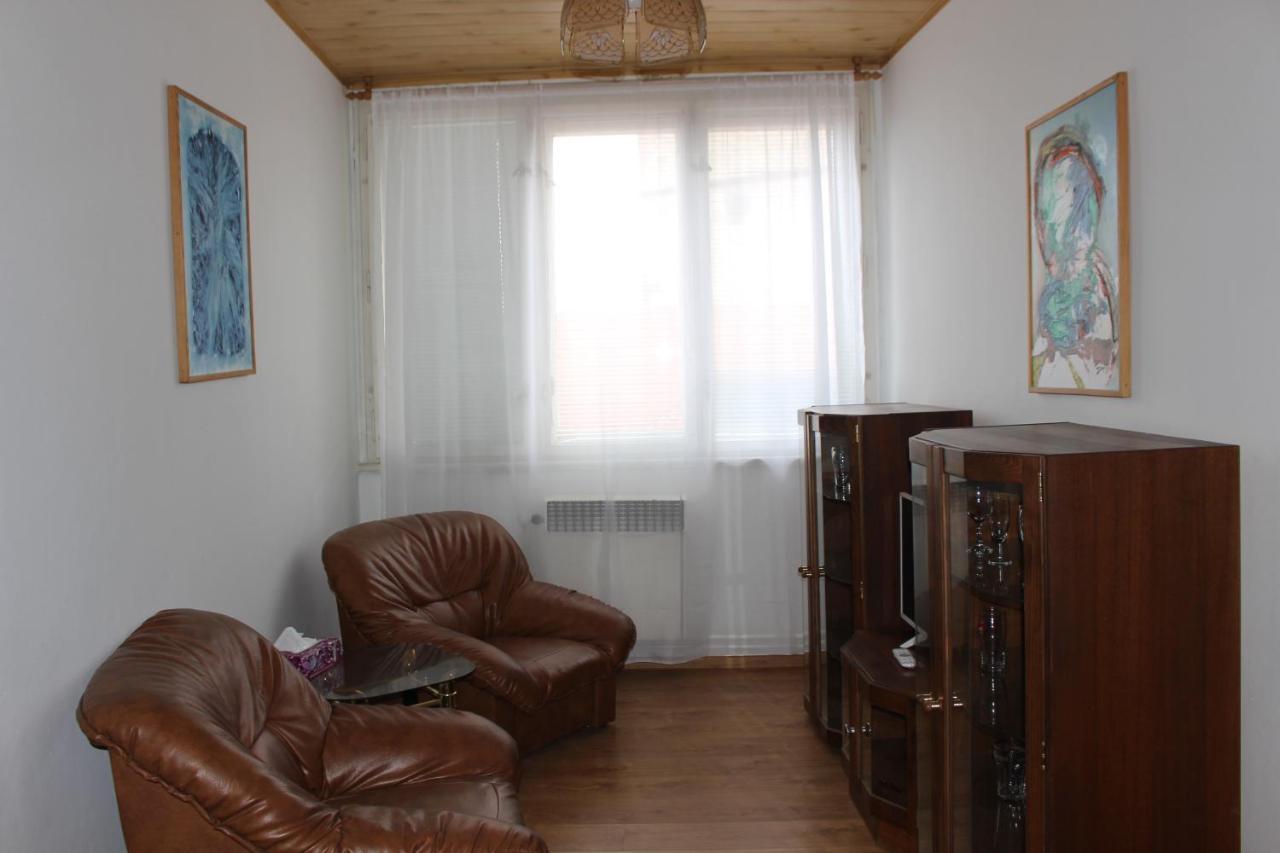 Hotel Cerny Kun Лоуни Экстерьер фото